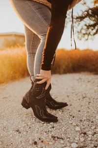 Cossette Bootie *distressed jet black*